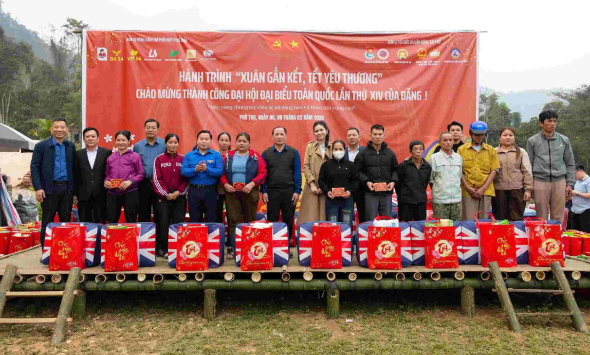 Chương trình “Xuân gắn kết, Tết yêu thương” tiếp tục hành trình sẻ chia khi mang hàng nghìn phần quà và hơi ấm mùa xuân đến với trẻ em, người dân vùng khó.